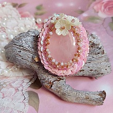 Bague Amour de quartz brod&eacute;e avec pierre de gemme, rondes et rocailles verres, sequins, fleurs acryliques et bague laiton